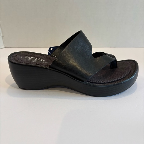 NWT Eastland Women's Black Thong Laurel Wedge Sandals SZ 7 - Picture 2 of 10